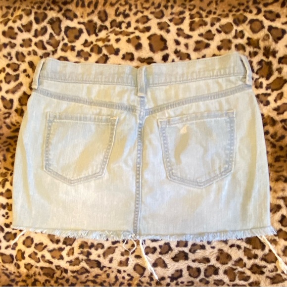 Old Navy denim women’s distressed cutoff miniskirt in pale fade wash. Size 8. - Picture 2 of 10